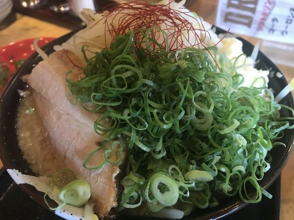 「豚基本ヤサイチョイマシニンニクマシ800円＋九条ネギ150円」@麺賊 夢我夢中 本店の写真
