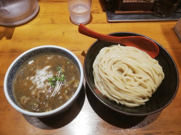 「【期間限定】煮干しつけ麺　中450g　900円」@つけ麺専門店 三田製麺所 神田店の写真