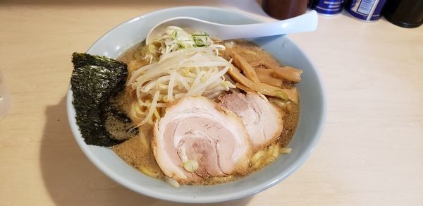「らーめん(太麺.背脂)大盛サービス」@麺通 若林店の写真