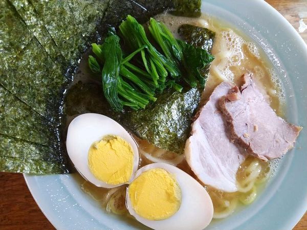「ラーメン＋国産ほうれん草＋のり＋味付玉子」@まこと家の写真