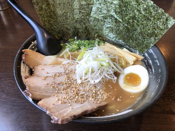 「こくとろチャーシューメン（醤油）、海苔トッピング」@麺や 鶏恵 ときわ店の写真