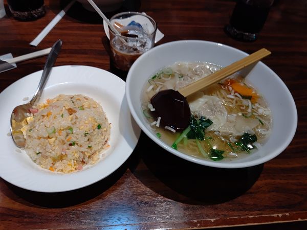 「本日のランチ①(塩味ワンタンラーメン＋五目炒飯)800円」@上海華龍 ヤマダ電機LABI1高崎店の写真