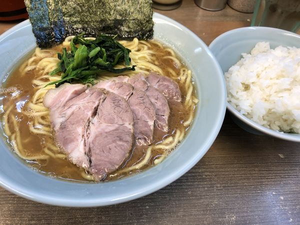 「チャーシュー麺中盛大ライス」@横浜らーめん 渡来武の写真