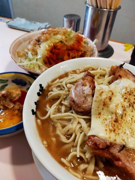 「ラーメン・大2・S卵・焼チーズ（野菜・脂・唐辛子・炙り）」@成蹊前ラーメン 吉祥寺の写真