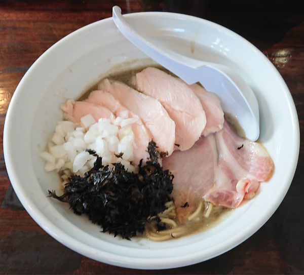 「煮干濃麺ＨＶ＋鶏チャーシュー4枚」@濃麺 海月の写真