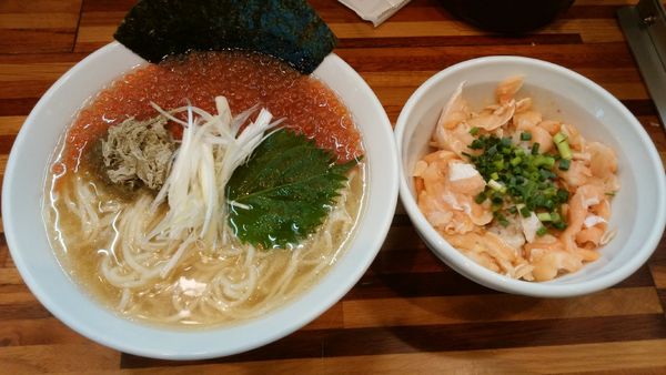 「【限定】じんわり煮干しとこぼれイクラの冷やし塩らーめん+」@鮮魚らーめん 五ノ神水産の写真