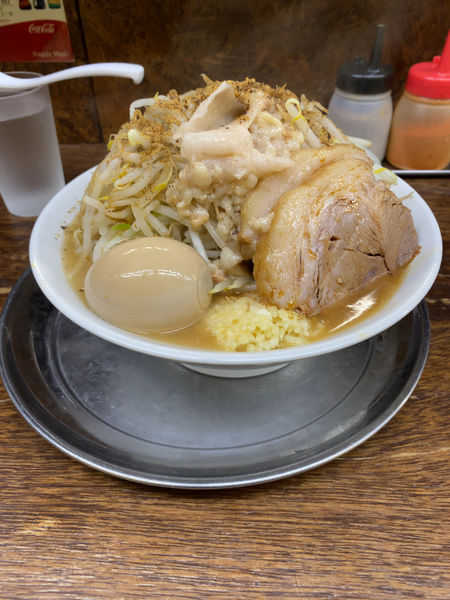 「小ラーメン＋味玉　ニンニクヤサイアブラ魚粉」@麺でる 南大沢店の写真