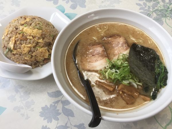 「醤油ラーメン＋チャーハン」@中華料理 鑫鑫の写真