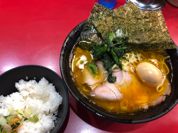 「チャーシューメン中盛 + 味玉」@家系総本山 ラーメン吉村家の写真