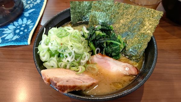 「ラーメン＋薬味ネギ、トロバラ」@横浜家系らーめん 天王家 寒川総本店の写真