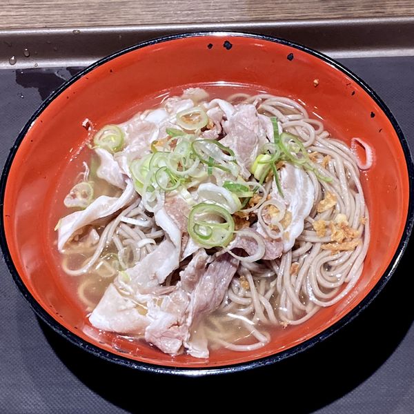 「冷し肉骨茶(バクテー)そば（590円）」@名代 富士そば 新宿都庁店の写真