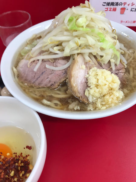 「半分　固め　うずら　生たまご」@ラーメン二郎 神田神保町店の写真