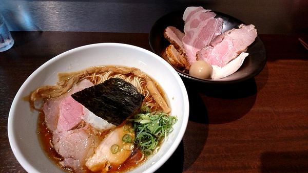 「名古屋コーチン「醤油」820円+全部盛り350円」@らぁーめん 喜元門 石岡店の写真