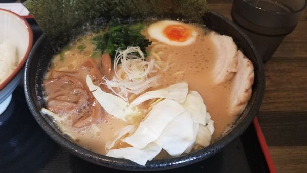 「醤油とんこつ　びゃくセット」@ラーメン 白  本店の写真