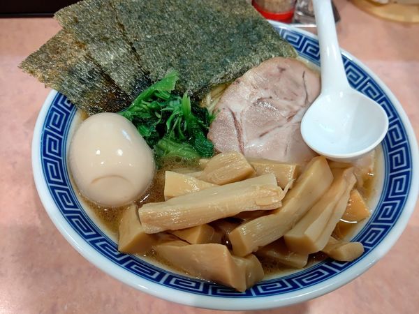 「ラーメン(中盛・250g)790円→500円＋味玉＋メンマ」@豚骨醤油家系ラーメン 達磨堂の写真