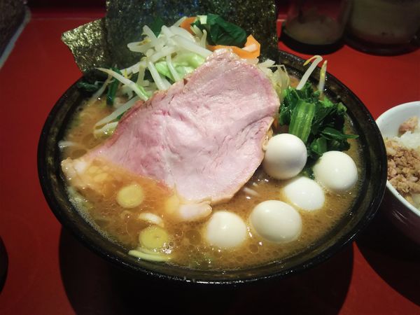 「ラーメン（硬め）￥700＋野菜畑￥100＋うずらの玉子￥80」@厚木家の写真