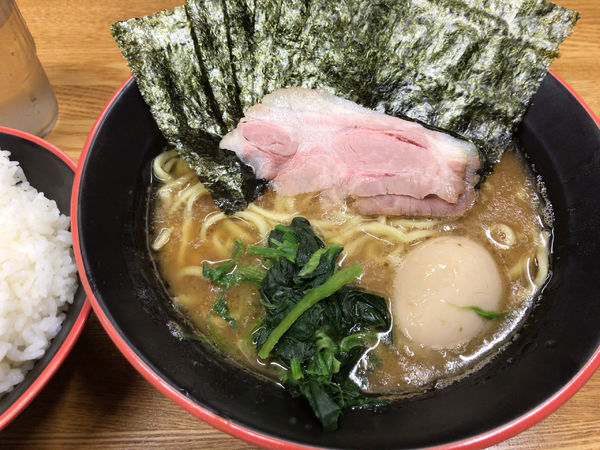「ラーメン(硬、普、多)+のり増し+半熟玉子+♾ライス 900円」@麺家 紫極の写真