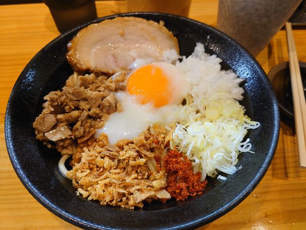 「まぜそば850円＋缶ビール（アテ付き）350円」@自家製麺TANGOの写真