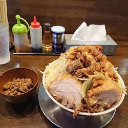 ラーメン中 (ヤサイ増し ニンニク アブラ増し増し)はやし君