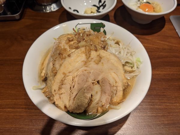 「ラーメン並+チャーシュー+コッコマン」@ラーメン 雷 東京本丸店の写真