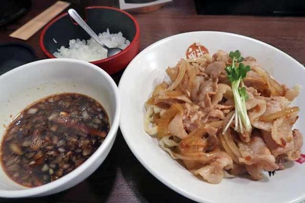 「肉盛りつけ麺並　830円＋無料の肉ちょい増し」@魁 肉盛りつけ麺 六代目けいすけの写真