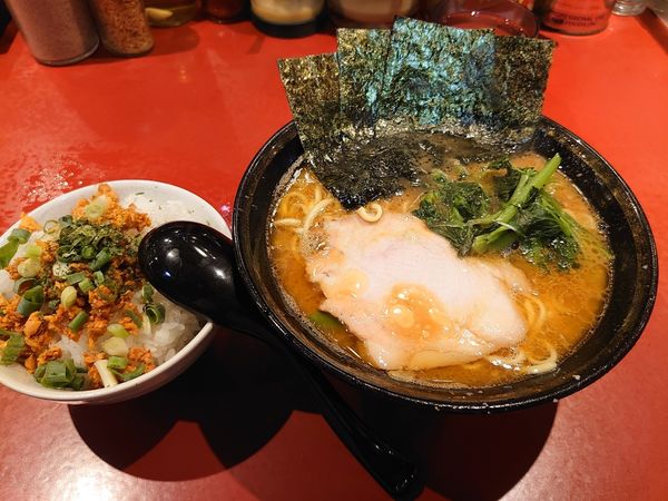 「ラーメン（固め、濃いめ）、ネギチャーシューごはん」@厚木家の写真