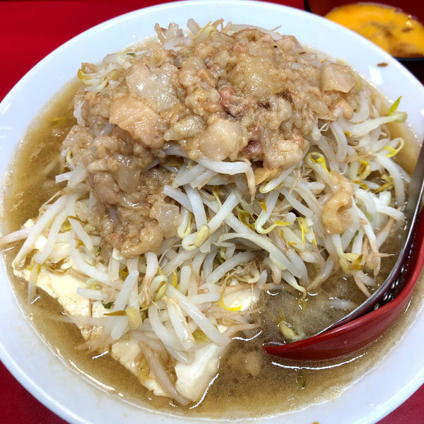 「小ラーメン（ハーフ＆ハーフ）　生卵」@立川マシマシ 足利総本店の写真