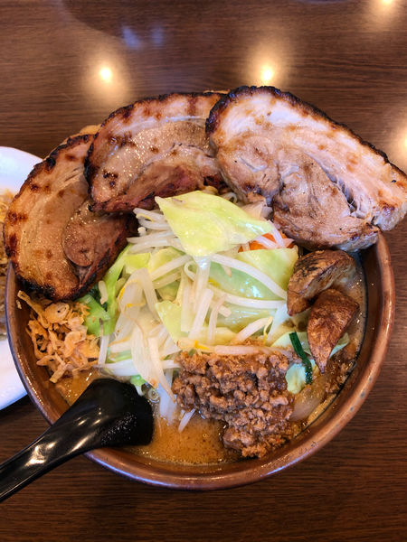 「北海道味噌大盛り　味噌漬け炙りチャーシュー３枚　野菜　半チャーハ」@麺場 田所商店 小田原店の写真