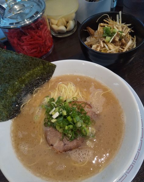「博多らーめん(白・普通)ネギチャーシュー丼セット900円」@博多らーめん ひまわりの写真