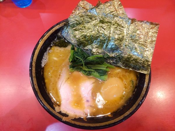 「ラーメン+味玉  ﾒﾝﾏ抜き」@家系総本山 ラーメン吉村家の写真