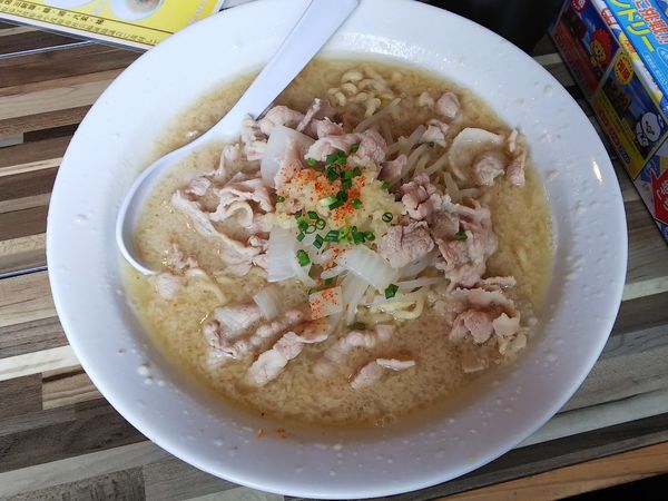 「もばらーめん（ニンニクあり・背脂増し）　730円」@らぁ麺三軒屋 茂原店の写真