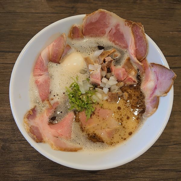 「特製ＴＯＲＩ白湯ラーメン醤油チャーシュートッピング」@麺 leads なかの 天理店の写真