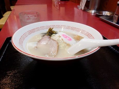 「ラーメン（とんこつ）　半麺」@盛華楼の写真