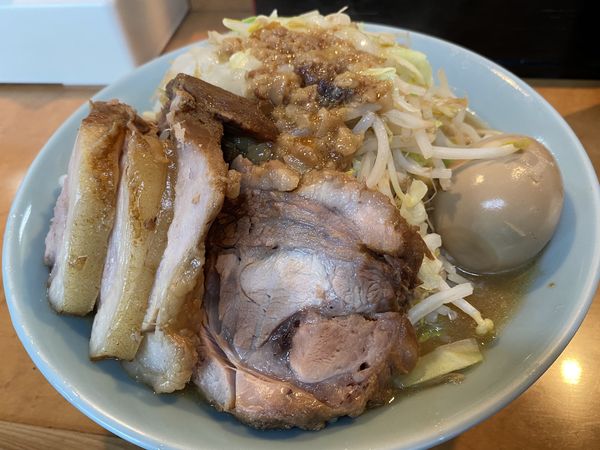 「ラーメン中＋豚＋味玉」@立川マシマシ ロイヤルスープの写真