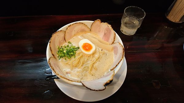 「豚ＣＨＩＫＩ醤油チャーシューメン」@ラーメン家 みつ葉 the secondの写真