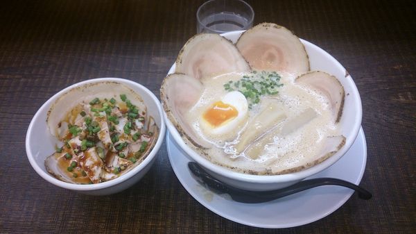 「豚ＣＨＩＫＩしおチャーシューメン」@ラーメン家 みつ葉 本店の写真