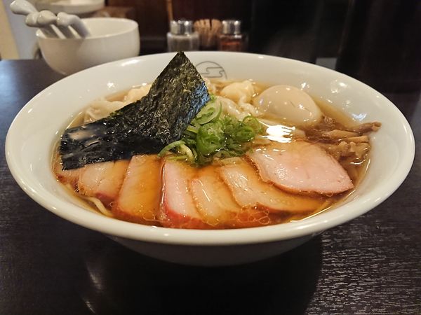 「チャーシュー特製ワンタン麺(ミックス)+味付玉子」@八雲の写真