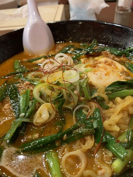 「旨辛ニラ玉麺」@えぞっこ パセオ店の写真