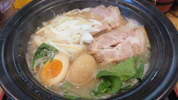 「豚骨醤油ラーメン＋三点盛り」@ラーメン猪太の写真