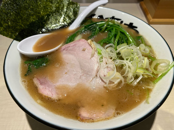「ラーメン並 もも肉￥780、生れんそう￥150」@地鶏豚骨らーめん ひなわの写真