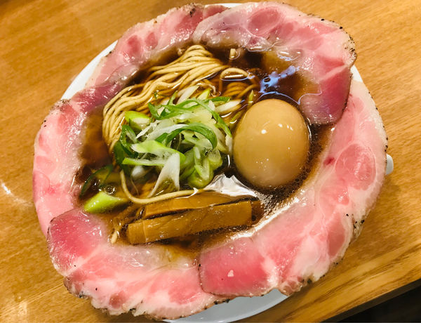 「ピストル(チャーシュー5枚)＋味玉」@ラーメン大戦争 三宮店の写真