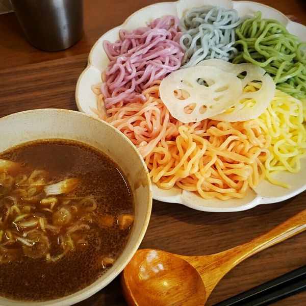 「六色の麺のつけ麺  ８００円 ＋ 蓮根 １００円」@カフェと迷ってラーメン屋の写真