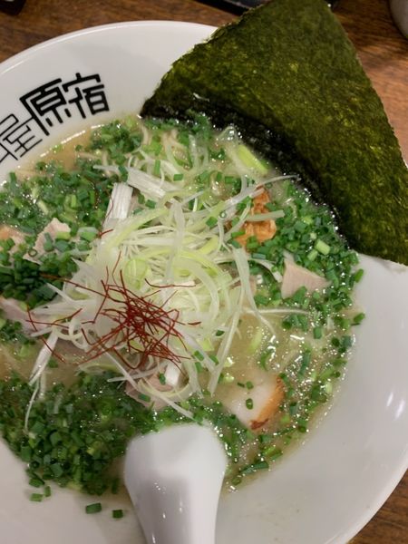 「とんこつラーメン　トッピングネギ」@元祖 麺屋 原宿 名古屋金山店の写真
