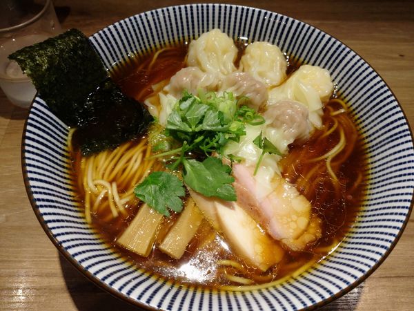 「黒旨特製ワンタン麺（1,000円）＋大盛り（100円）」@中華soba いそべの写真