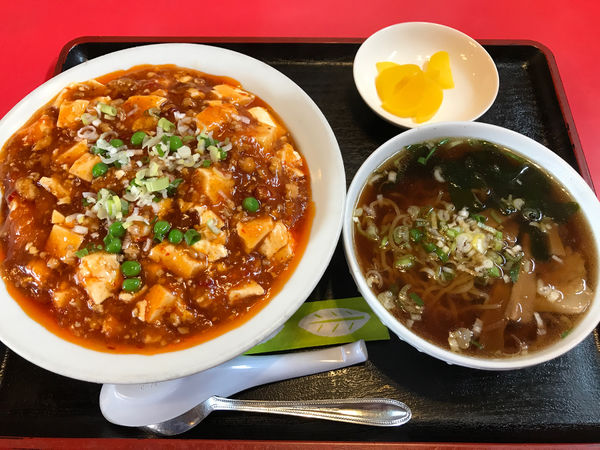 「マーボ飯 + 半ラーメン　850円」@一歩亭の写真