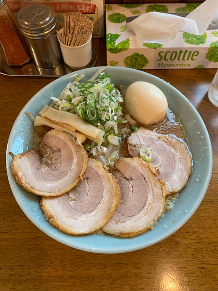 「白正油チャーシューらーめんTP味玉(油多め)」@めんりゅうの写真