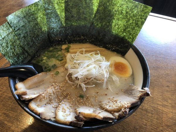 「鶏の恵チャーシューメン、海苔トッピング」@麺や 鶏恵 ときわ店の写真