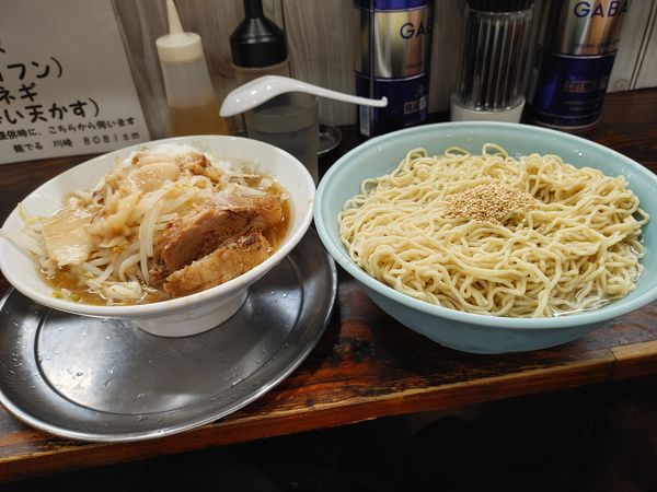 「昆布鰹水つけ麺・麺マシ５００ｇ（ヤサイアブラタマネギ辛あげ）」@麺でる 川崎店の写真