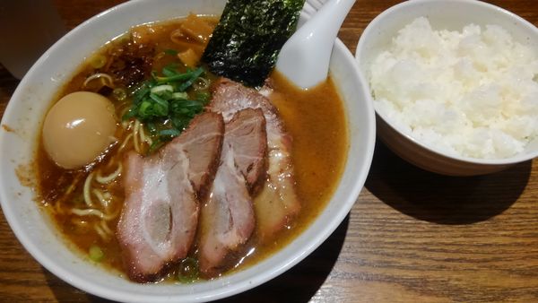 「特製うめやそば中、ライス」@中華そば うめやの写真