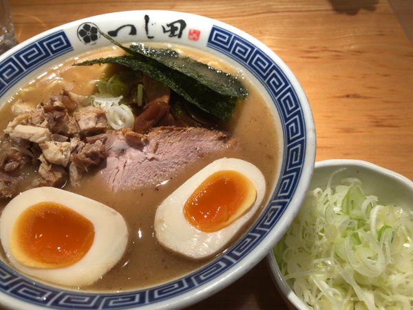 「濃厚豚崩しらーめん　＋ねぎ」@つじ田 日本橋八重洲店の写真